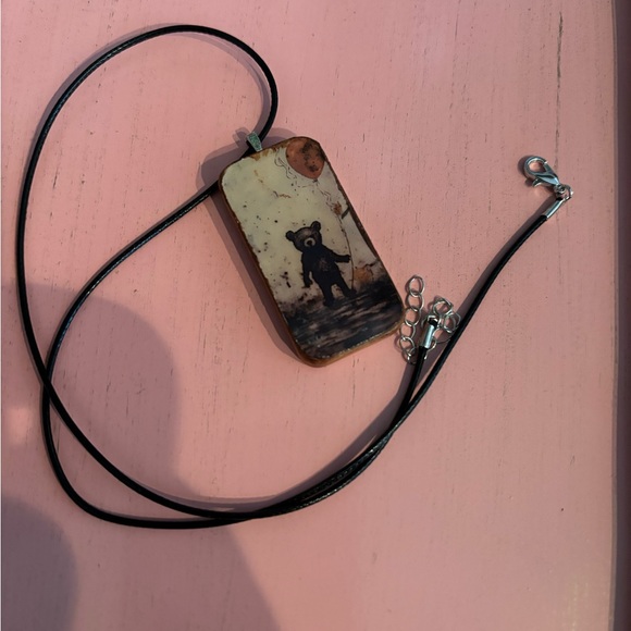 Vintage teddy bear holding red ballon pendant - Picture 4 of 4